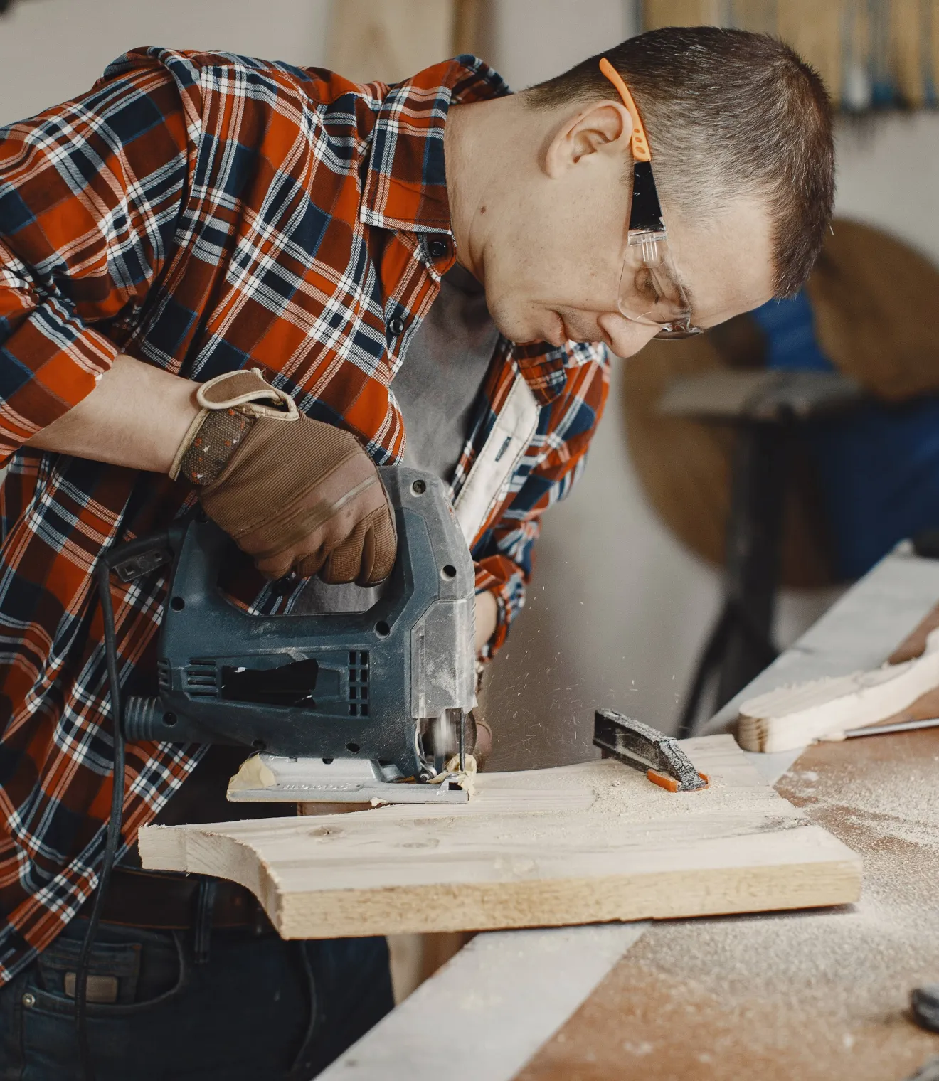 craftsman-using-circular-saw